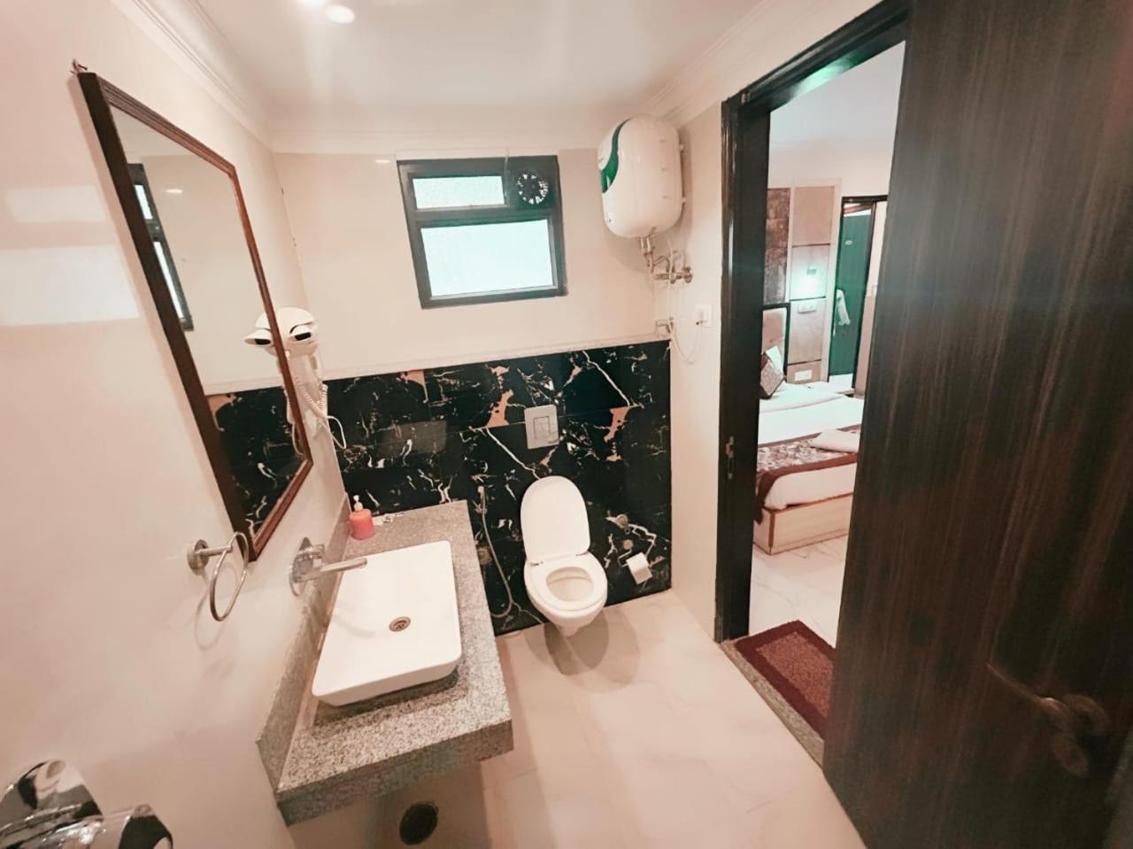 Hotel Almora Inn - Near By Delhi International Airport - With Free Airport Pickup And Drop Нью-Делі Екстер'єр фото