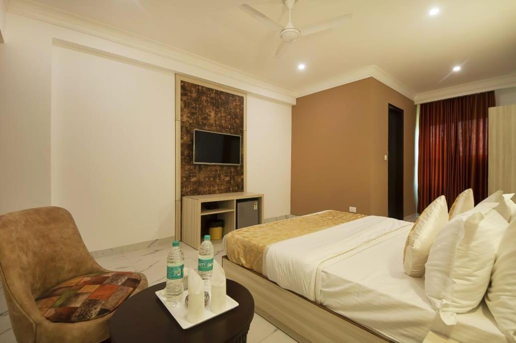 Hotel Almora Inn - Near By Delhi International Airport - With Free Airport Pickup And Drop Нью-Делі Екстер'єр фото