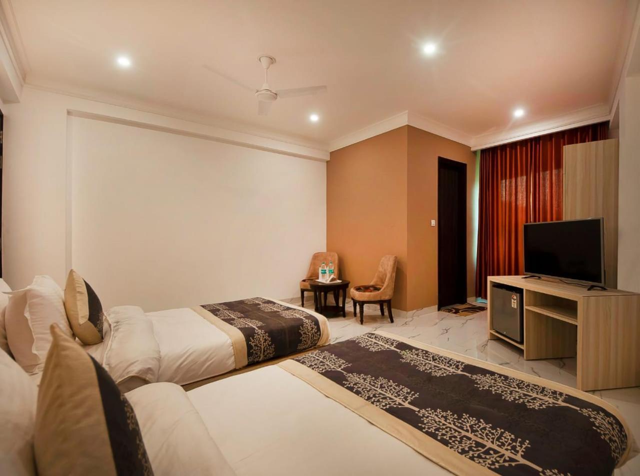 Hotel Almora Inn - Near By Delhi International Airport - With Free Airport Pickup And Drop Нью-Делі Екстер'єр фото